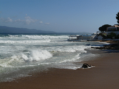 Grosses vagues du 04/05/2010 sur la plage de la Grande Bleue (Photographie de : Mathieu-Nivaggioni)